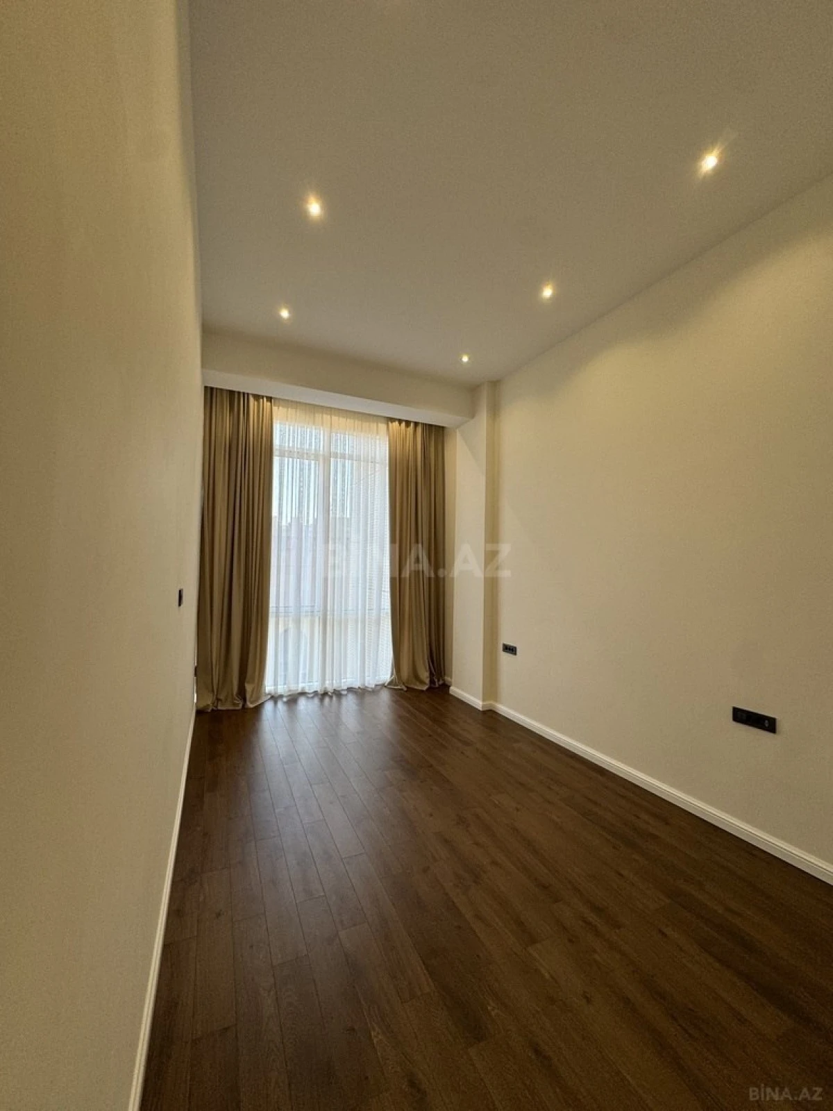 Satılır 4 otaqlı mənzil 153 m²