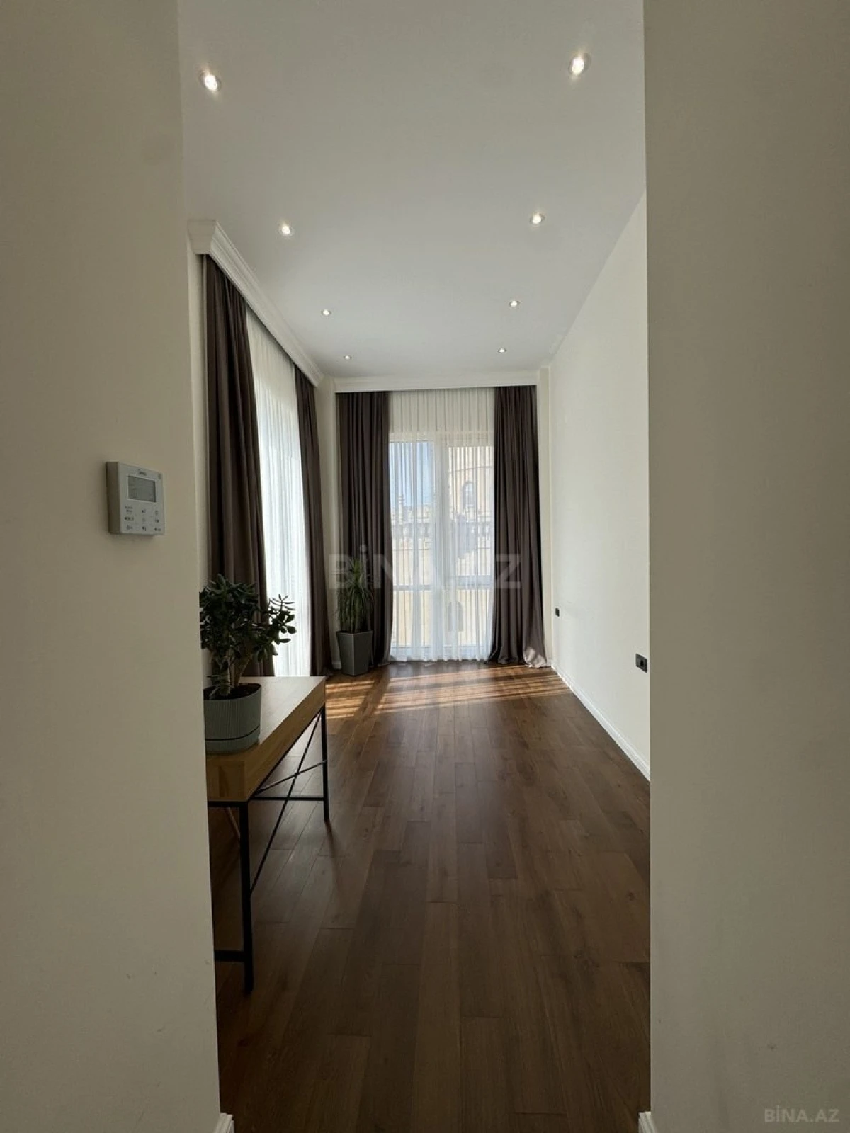 Satılır 4 otaqlı mənzil 153 m²