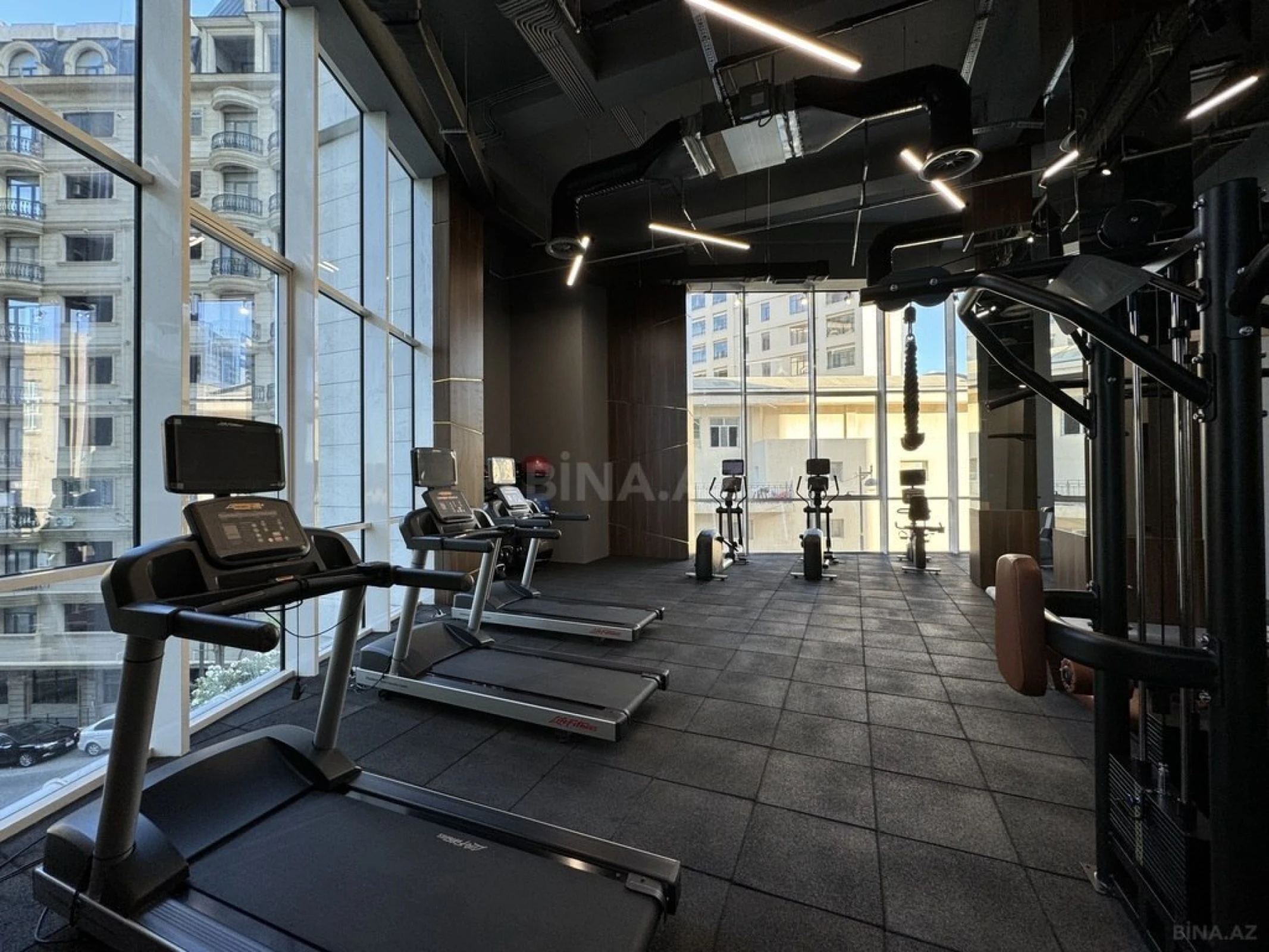 Satılır 4 otaqlı mənzil 153 m²