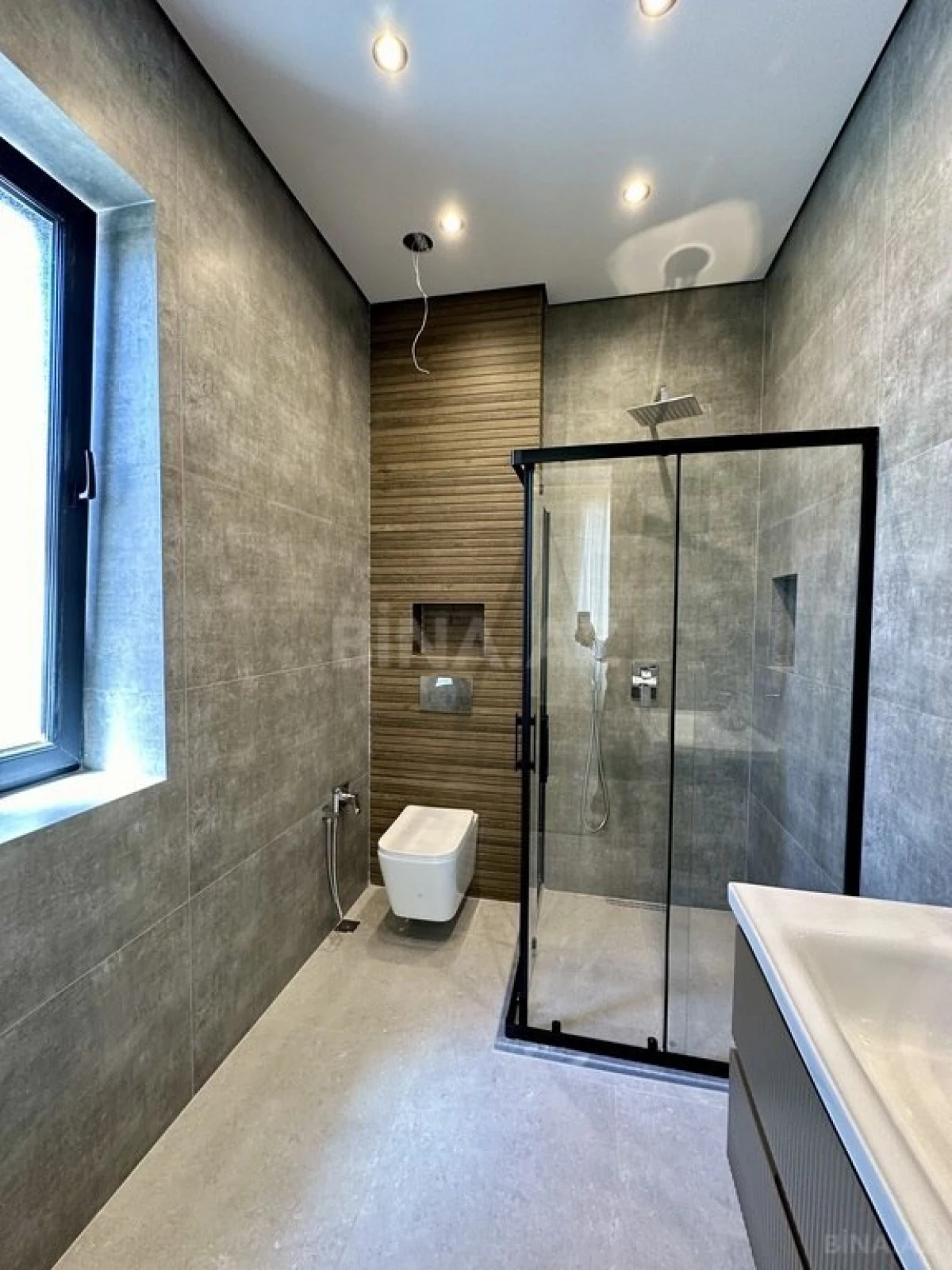 Satılır 4 otaqlı həyət evi 240 m²