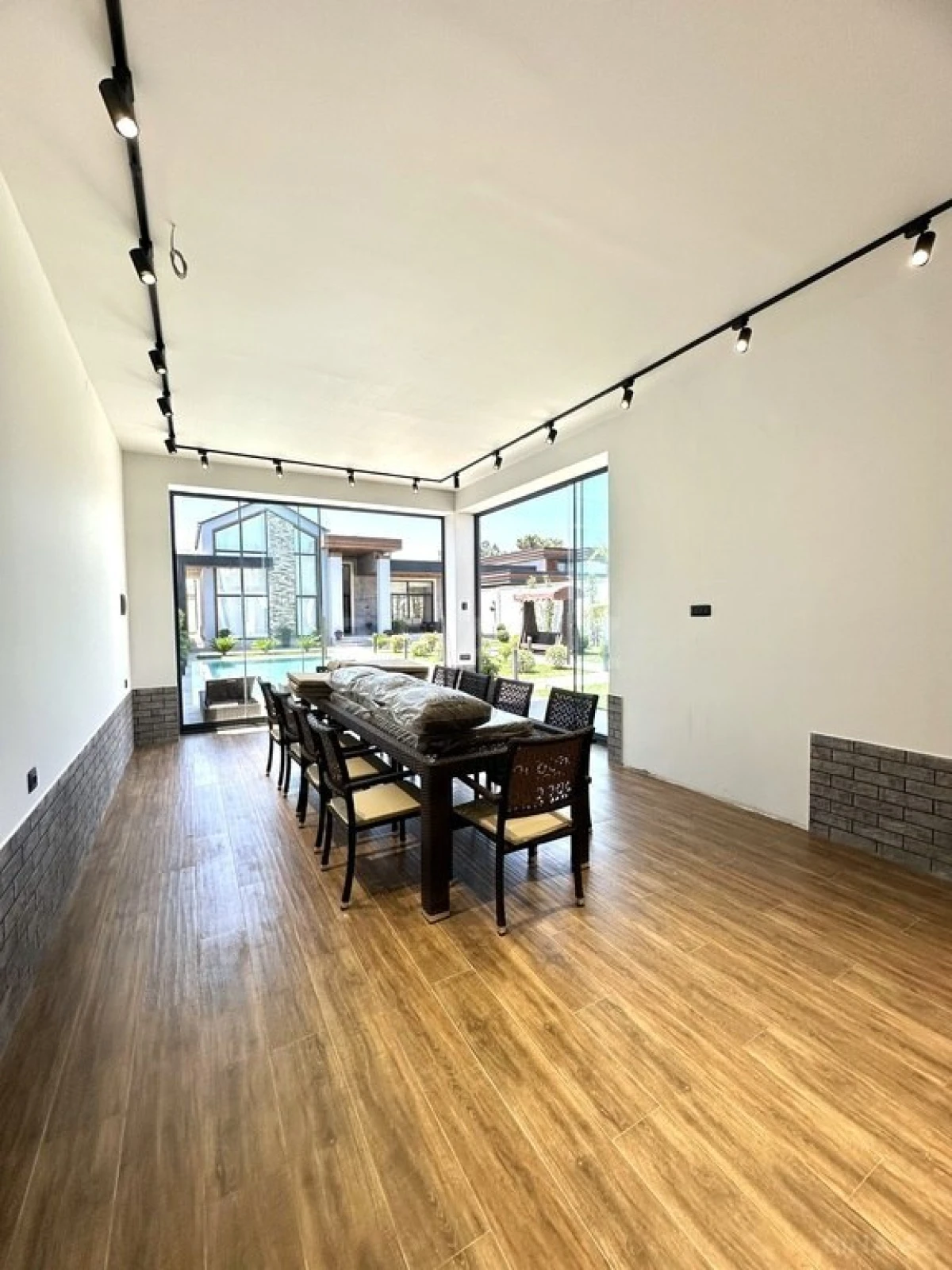 Satılır 4 otaqlı həyət evi 240 m²