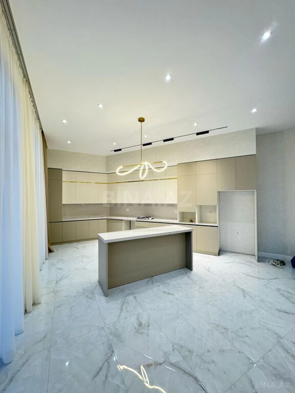 Satılır 6 otaqlı həyət evi 400 m²