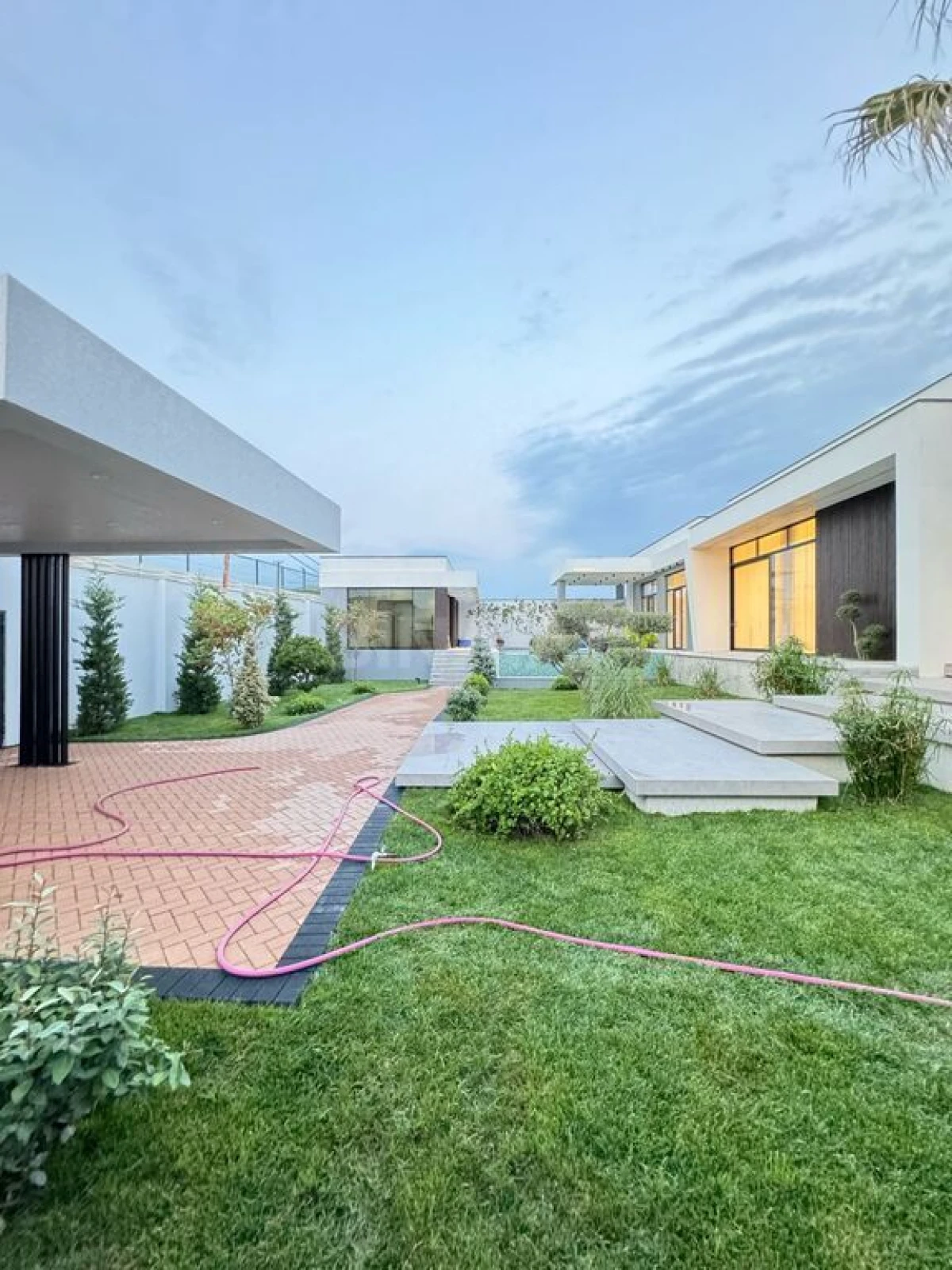 Satılır 6 otaqlı həyət evi 400 m²