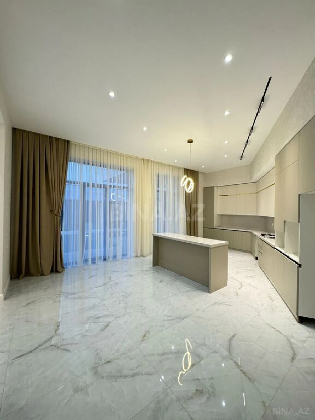 Satılır 6 otaqlı həyət evi 400 m²