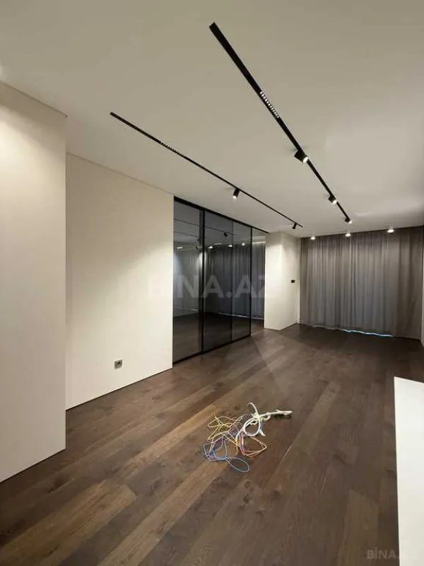 Satılır 4 otaqlı mənzil 288 m²