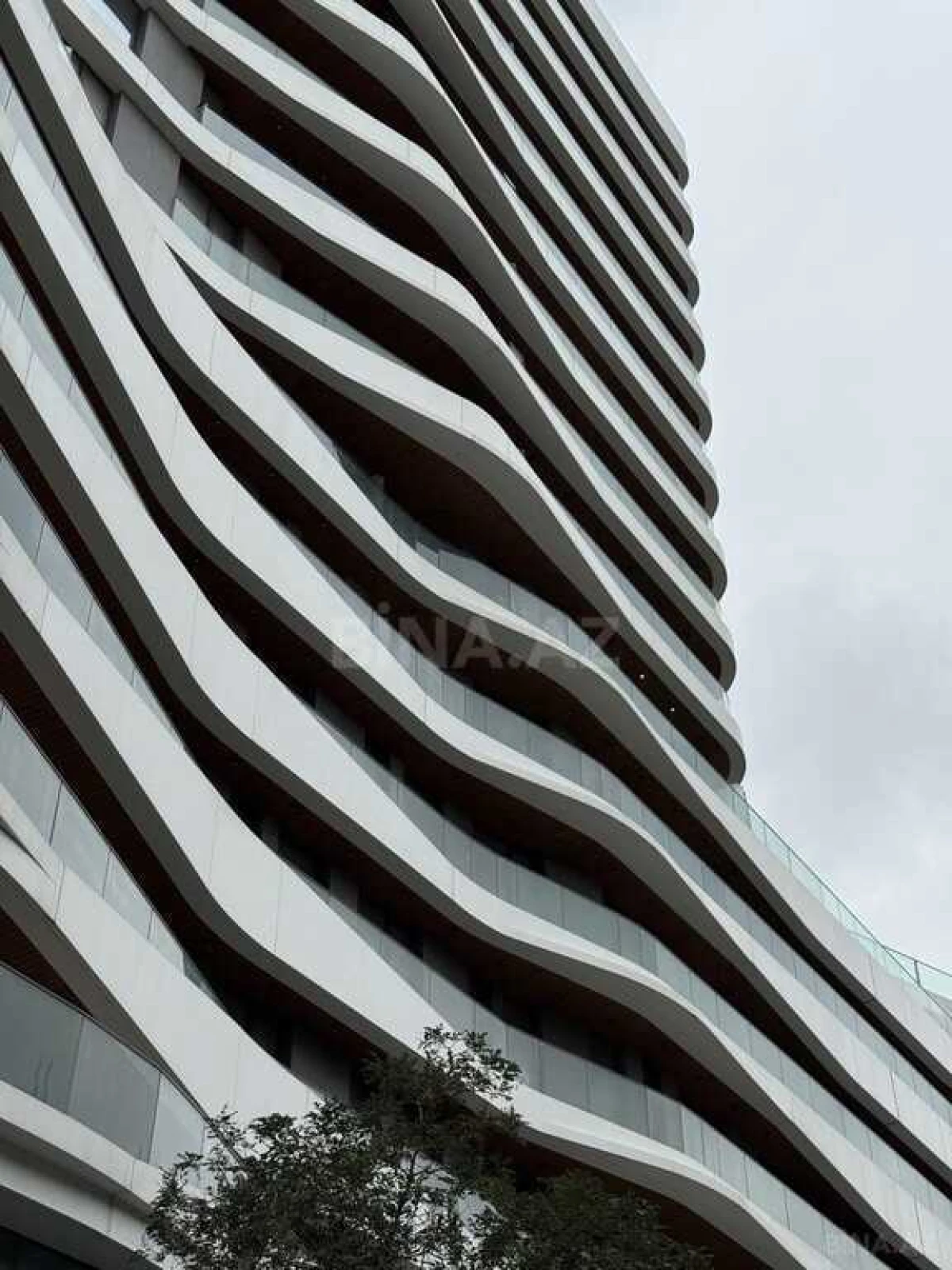 Satılır 4 otaqlı mənzil 288 m²