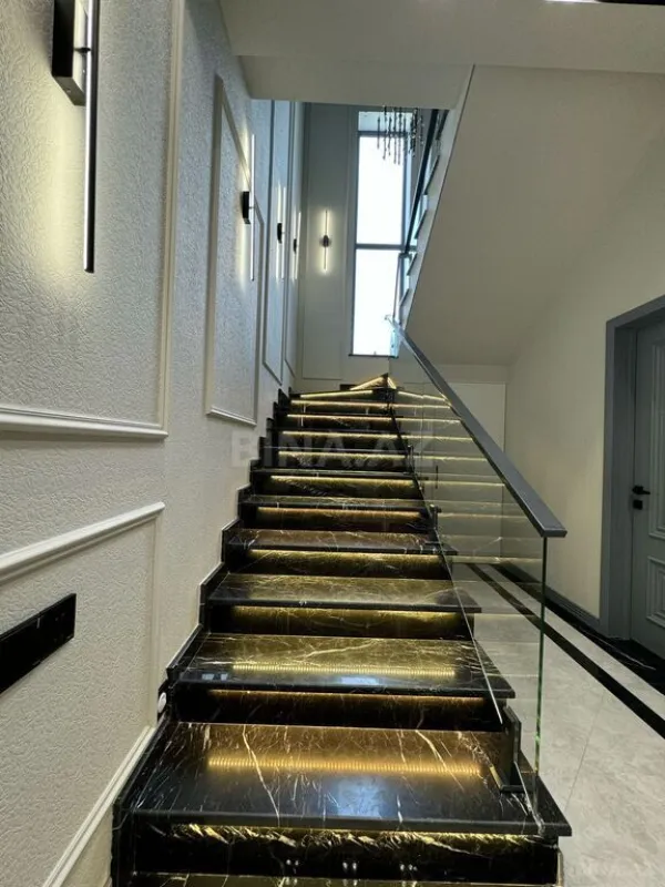 Satılır 6 otaqlı həyət evi 300 m²