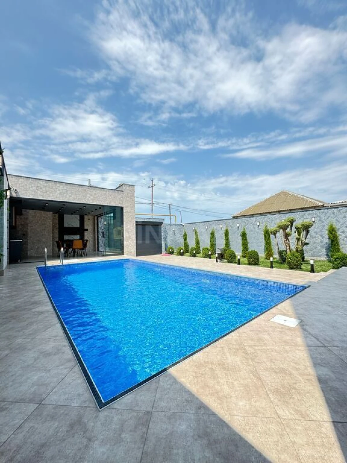 Satılır 6 otaqlı həyət evi 300 m²