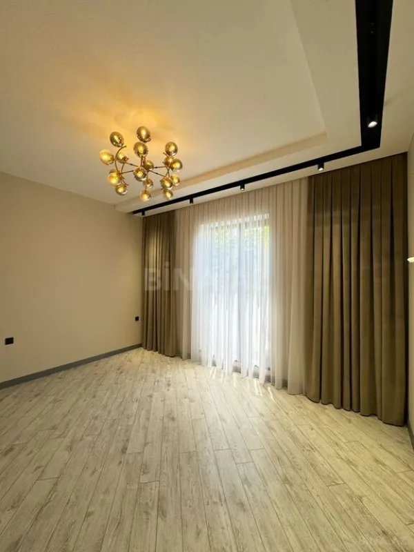 Satılır 6 otaqlı həyət evi 300 m²
