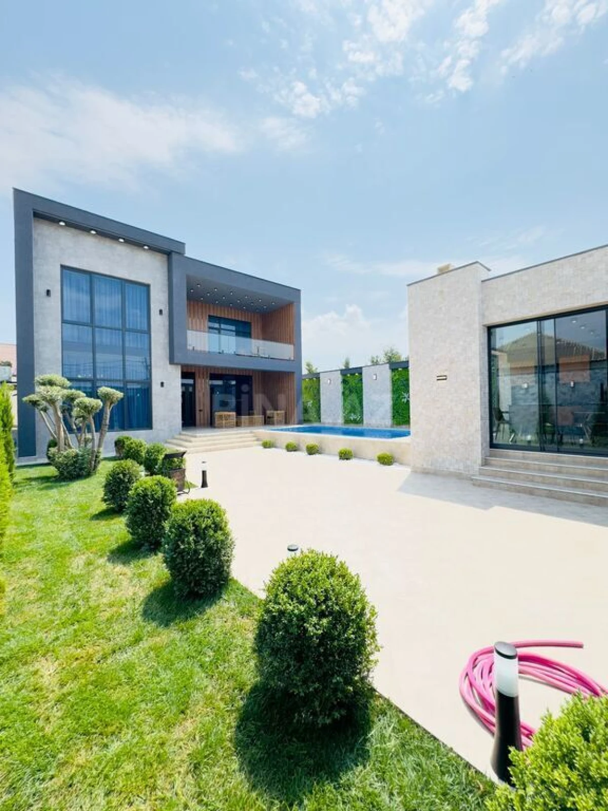 Satılır 6 otaqlı həyət evi 300 m²