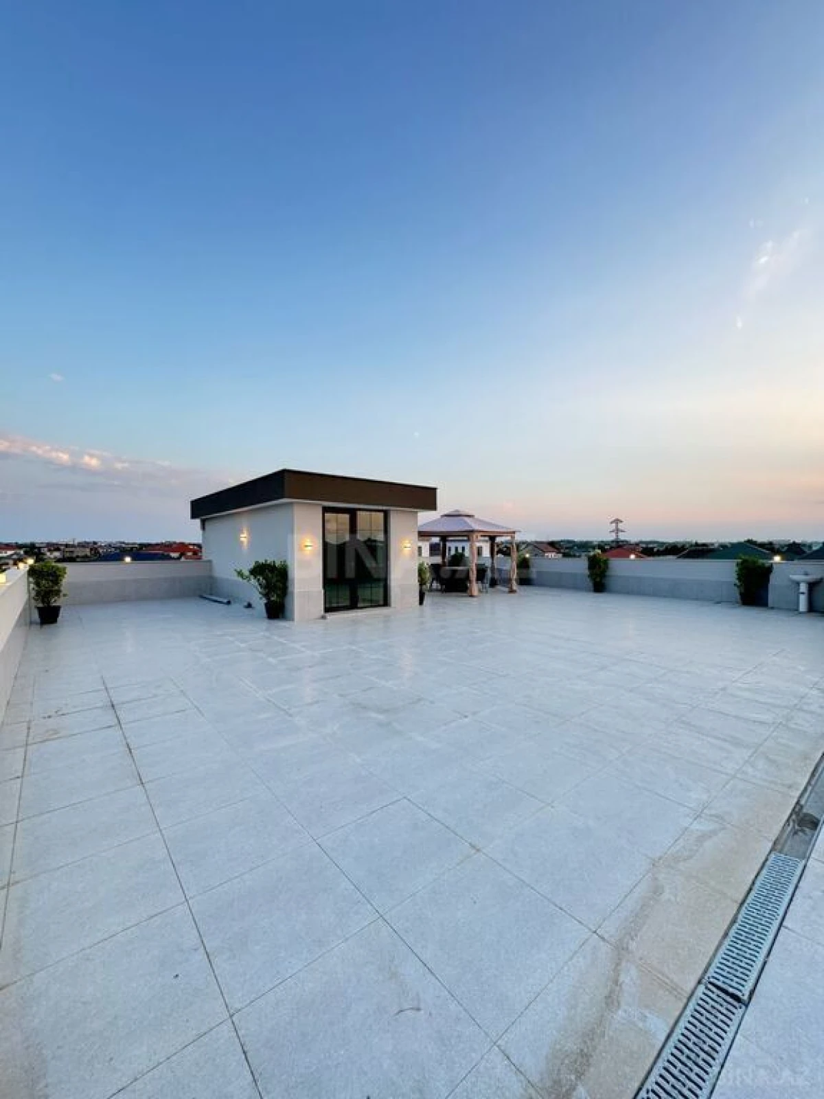 Satılır 6 otaqlı həyət evi 600 m²