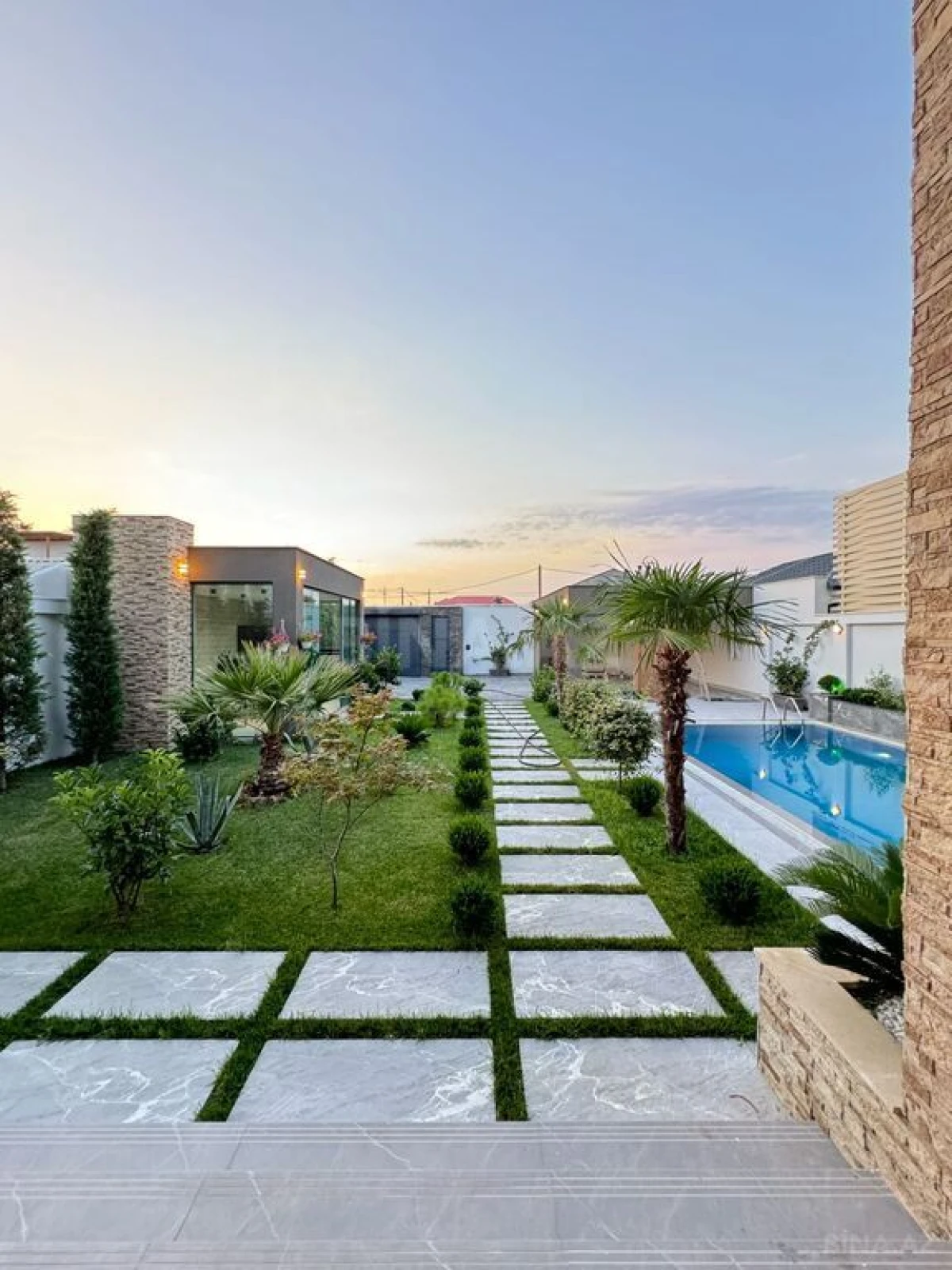 Satılır 6 otaqlı həyət evi 600 m²