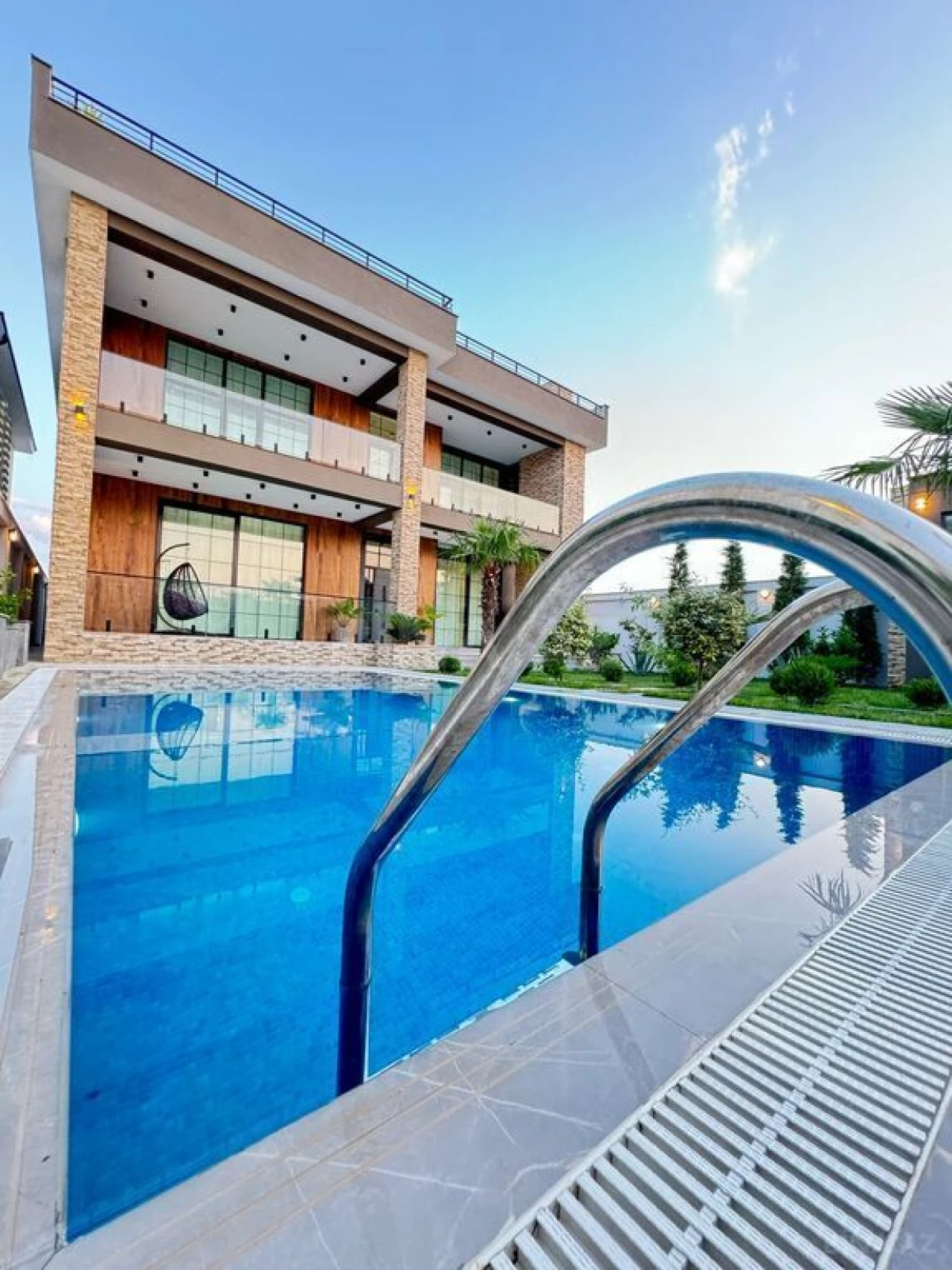 Satılır 6 otaqlı həyət evi 600 m²