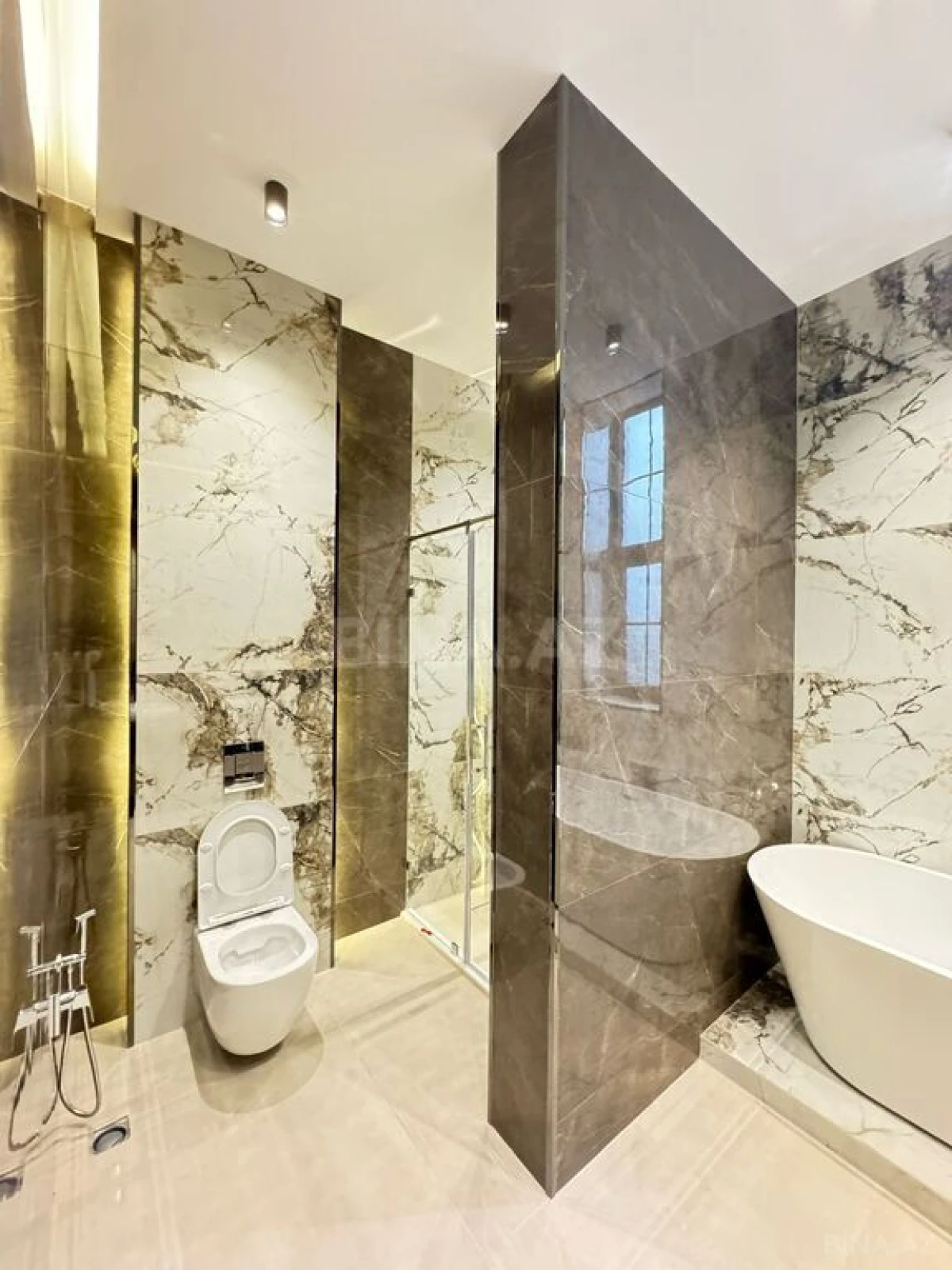 Satılır 6 otaqlı həyət evi 600 m²