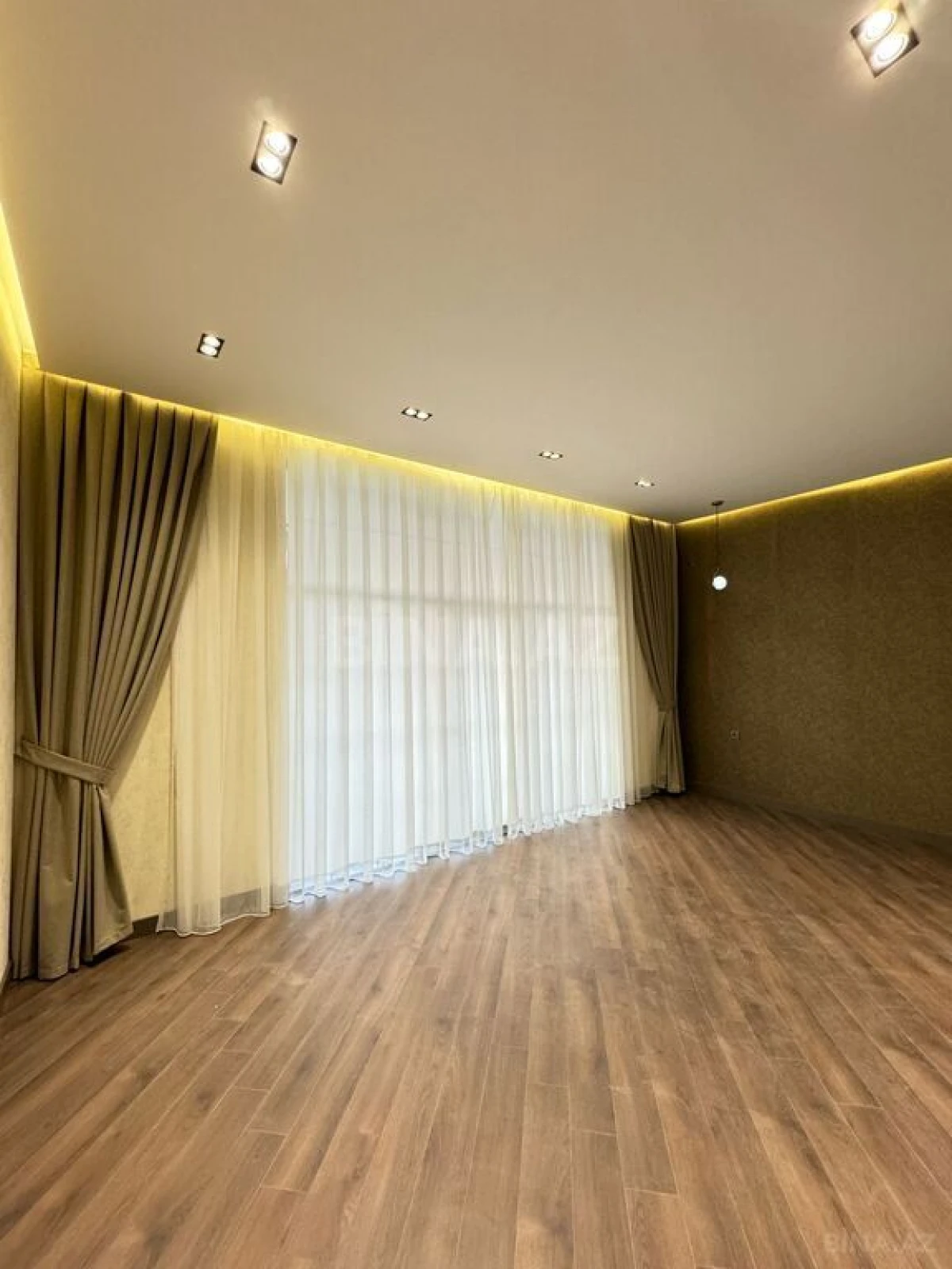 Satılır 6 otaqlı həyət evi 600 m²
