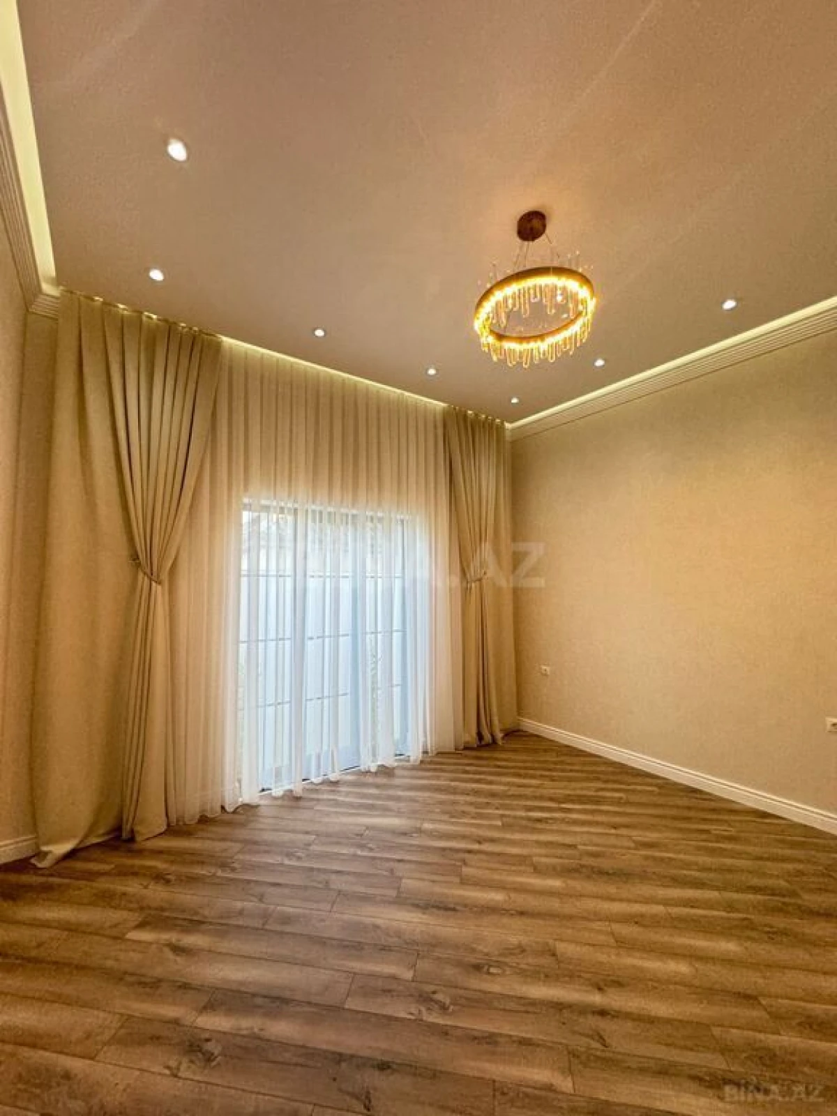 Satılır 6 otaqlı həyət evi 250 m²