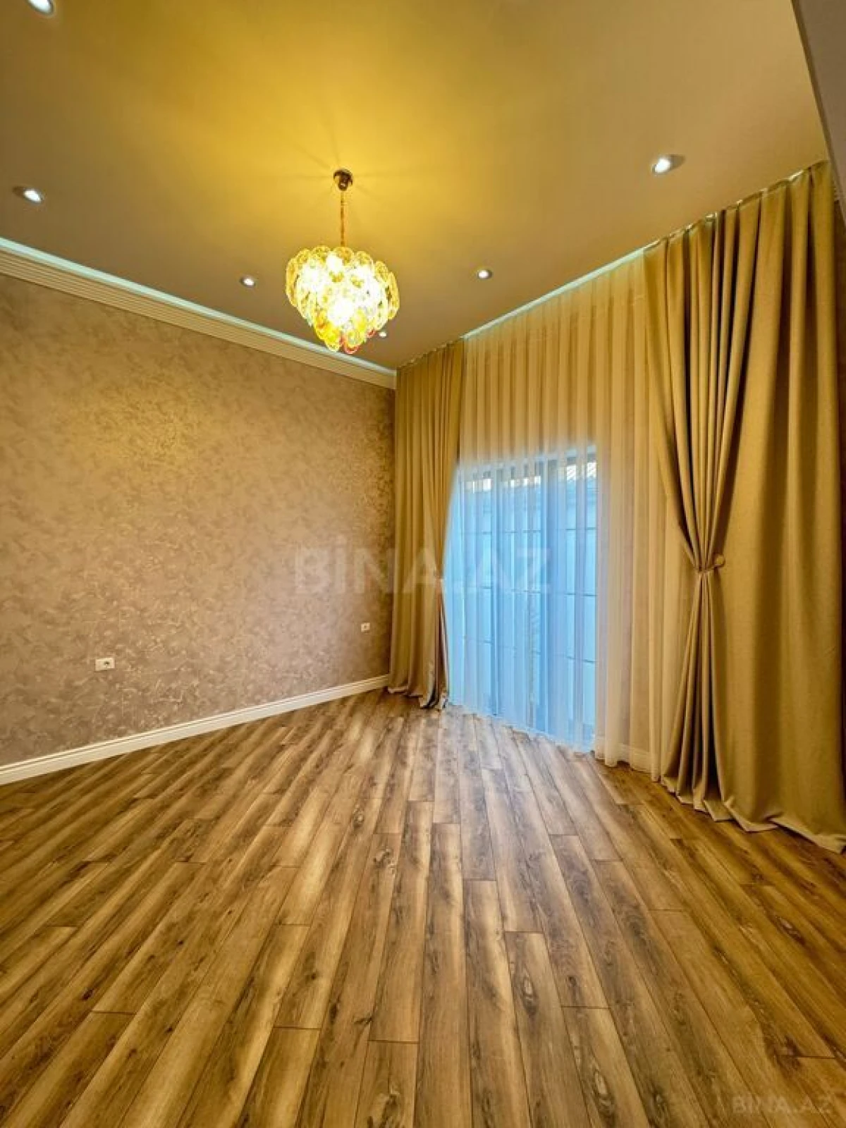 Satılır 6 otaqlı həyət evi 250 m²