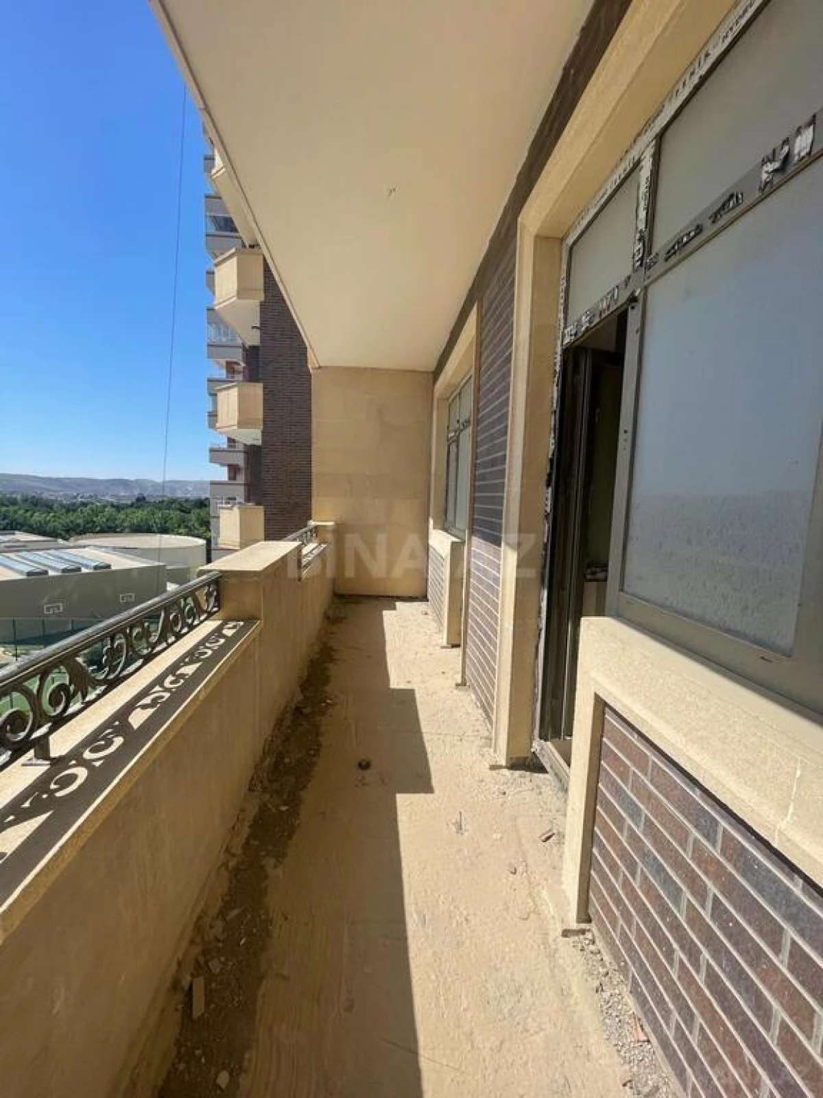 Satılır 4 otaqlı mənzil 196 m²