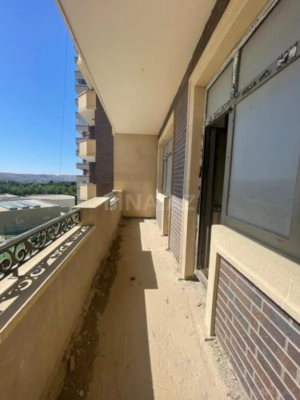 Satılır 4 otaqlı mənzil 196 m²
