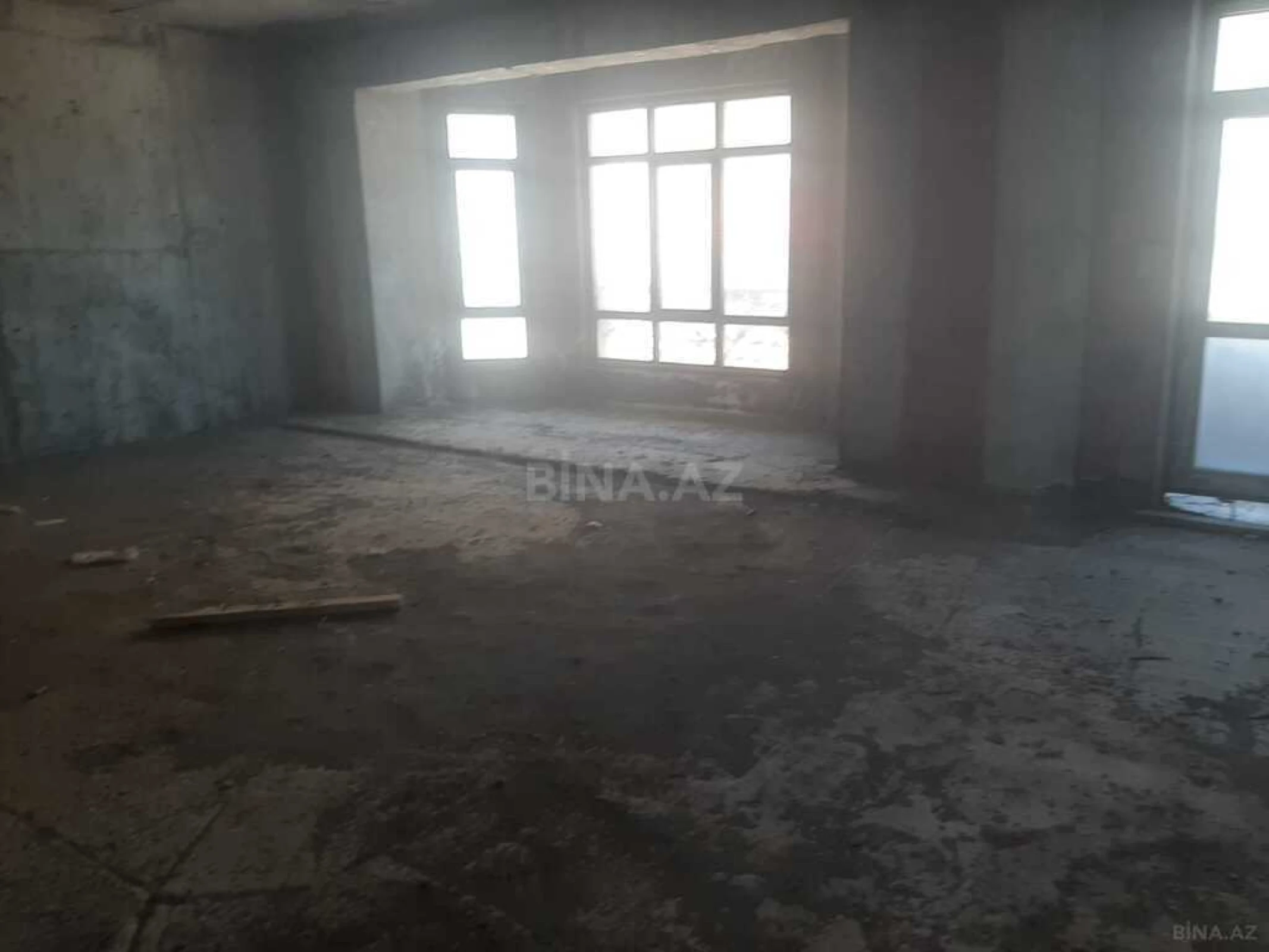 Satılır 4 otaqlı mənzil 196 m²