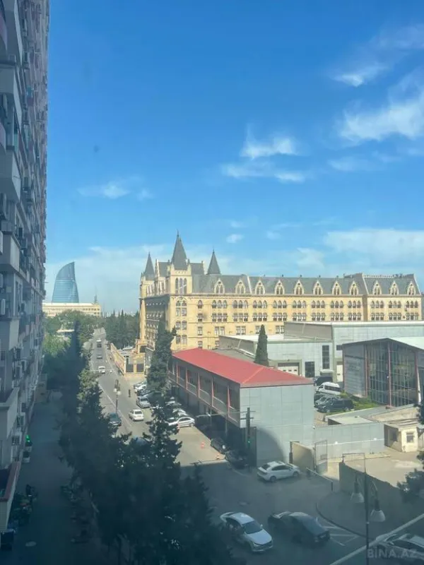 Satılır 4 otaqlı mənzil 196 m²