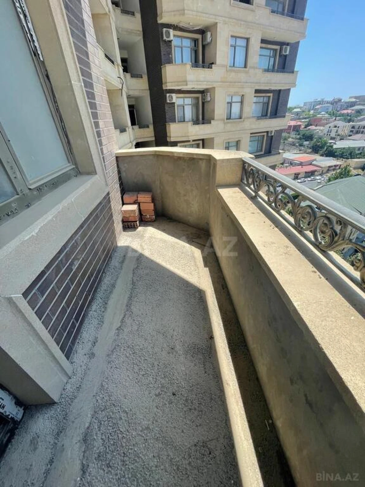 Satılır 4 otaqlı mənzil 196 m²