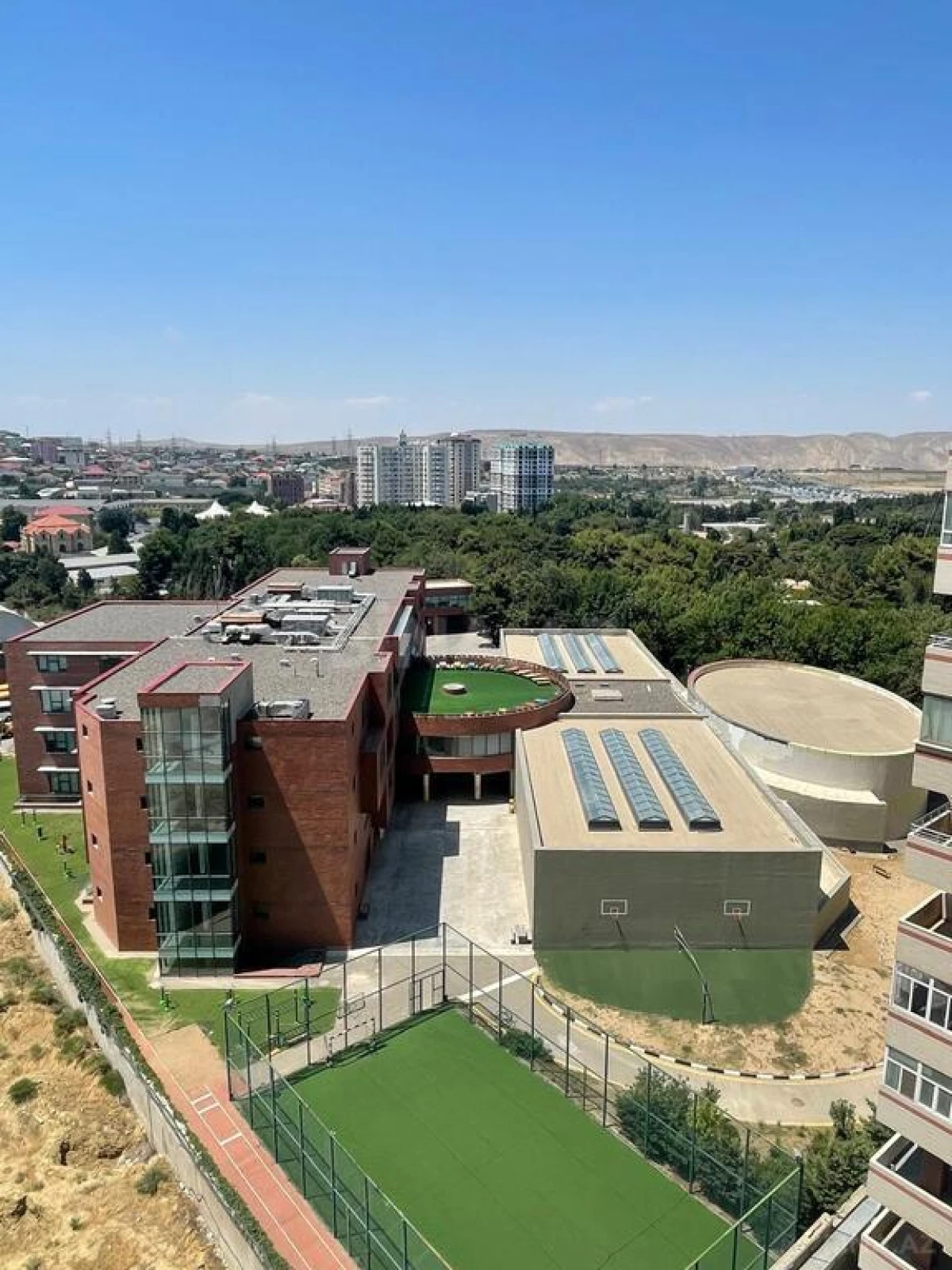 Satılır 4 otaqlı mənzil 196 m²