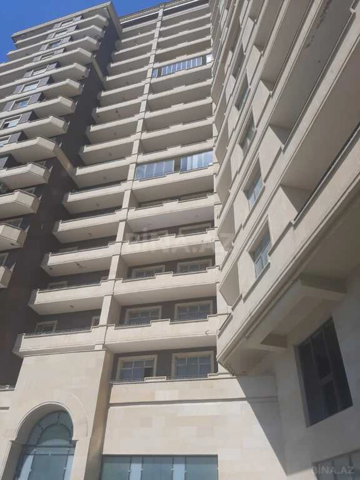 Satılır 4 otaqlı mənzil 196 m²