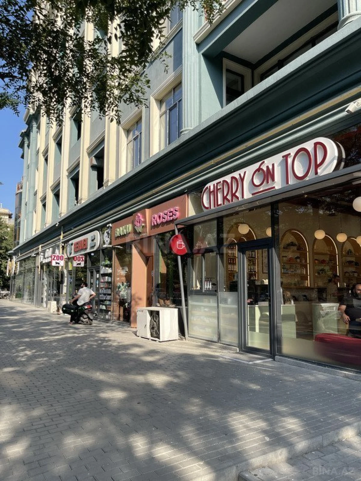 Satılır 4 otaqlı mənzil 276 m²