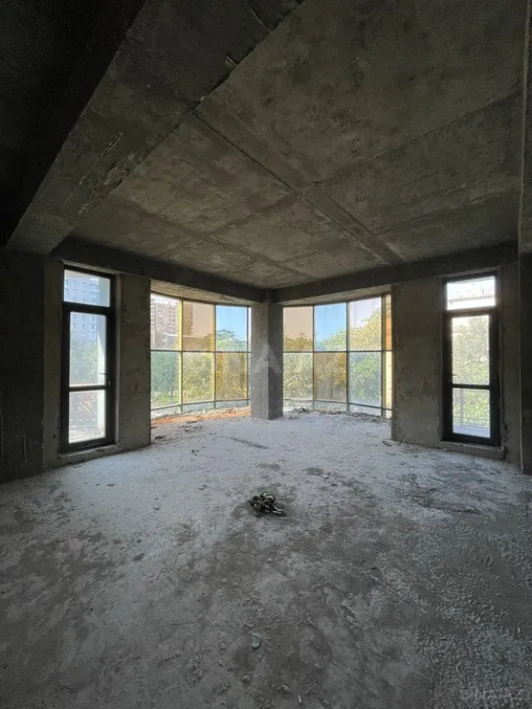 Satılır 4 otaqlı mənzil 276 m²