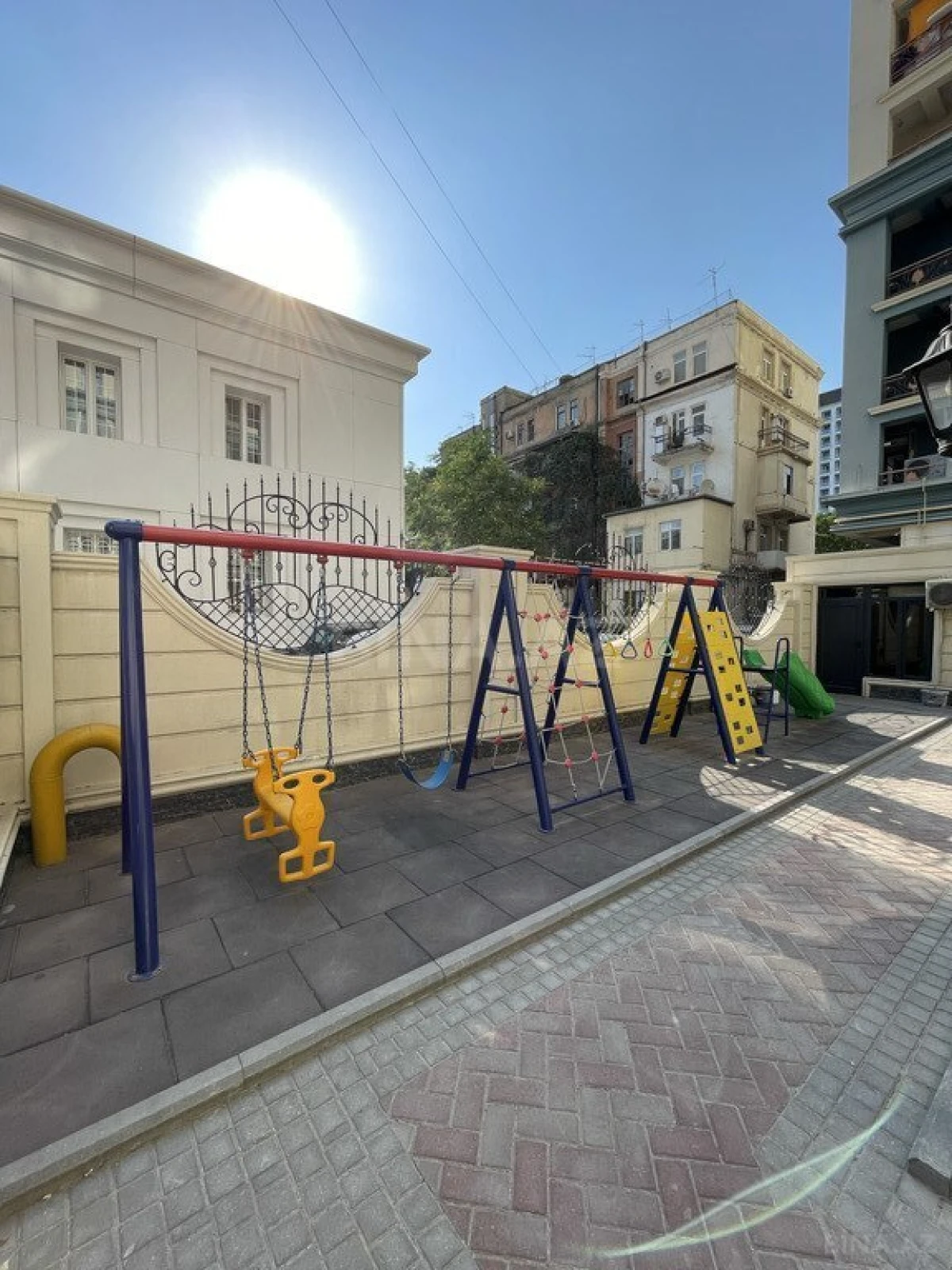 Satılır 4 otaqlı mənzil 276 m²