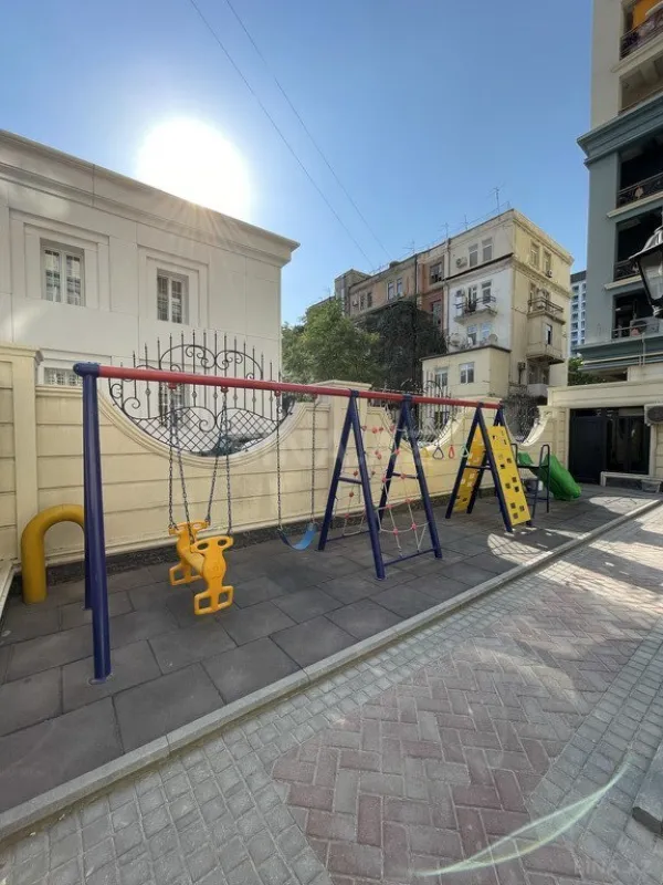 Satılır 4 otaqlı mənzil 276 m²