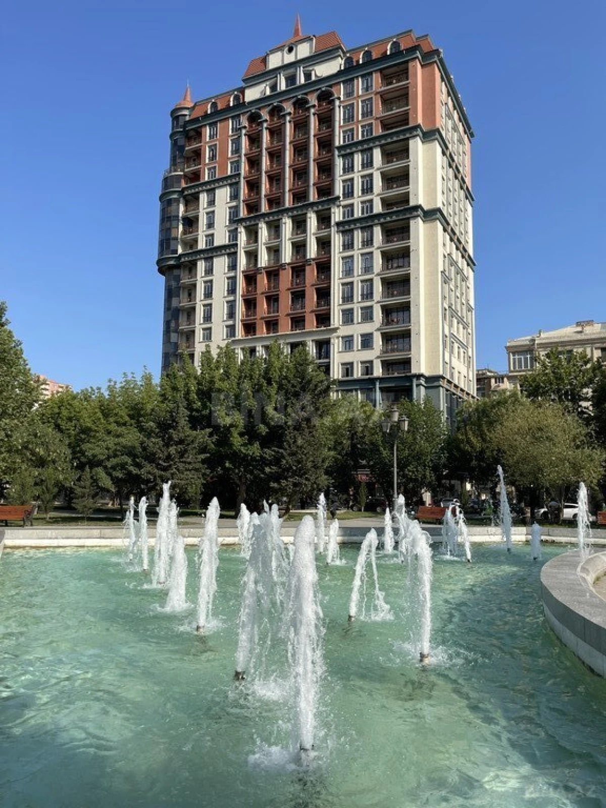 Satılır 4 otaqlı mənzil 276 m²