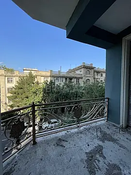 Satılır 4 otaqlı mənzil 276 m²