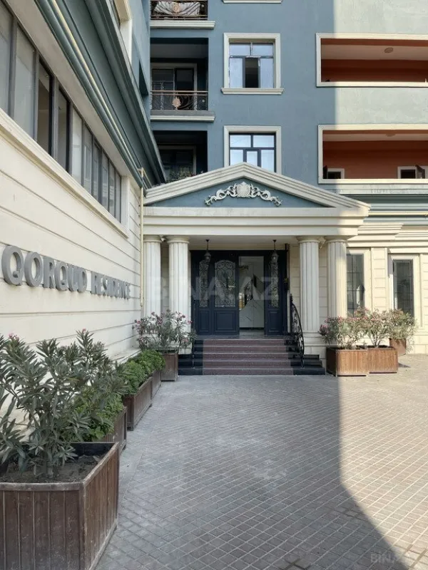 Satılır 4 otaqlı mənzil 276 m²