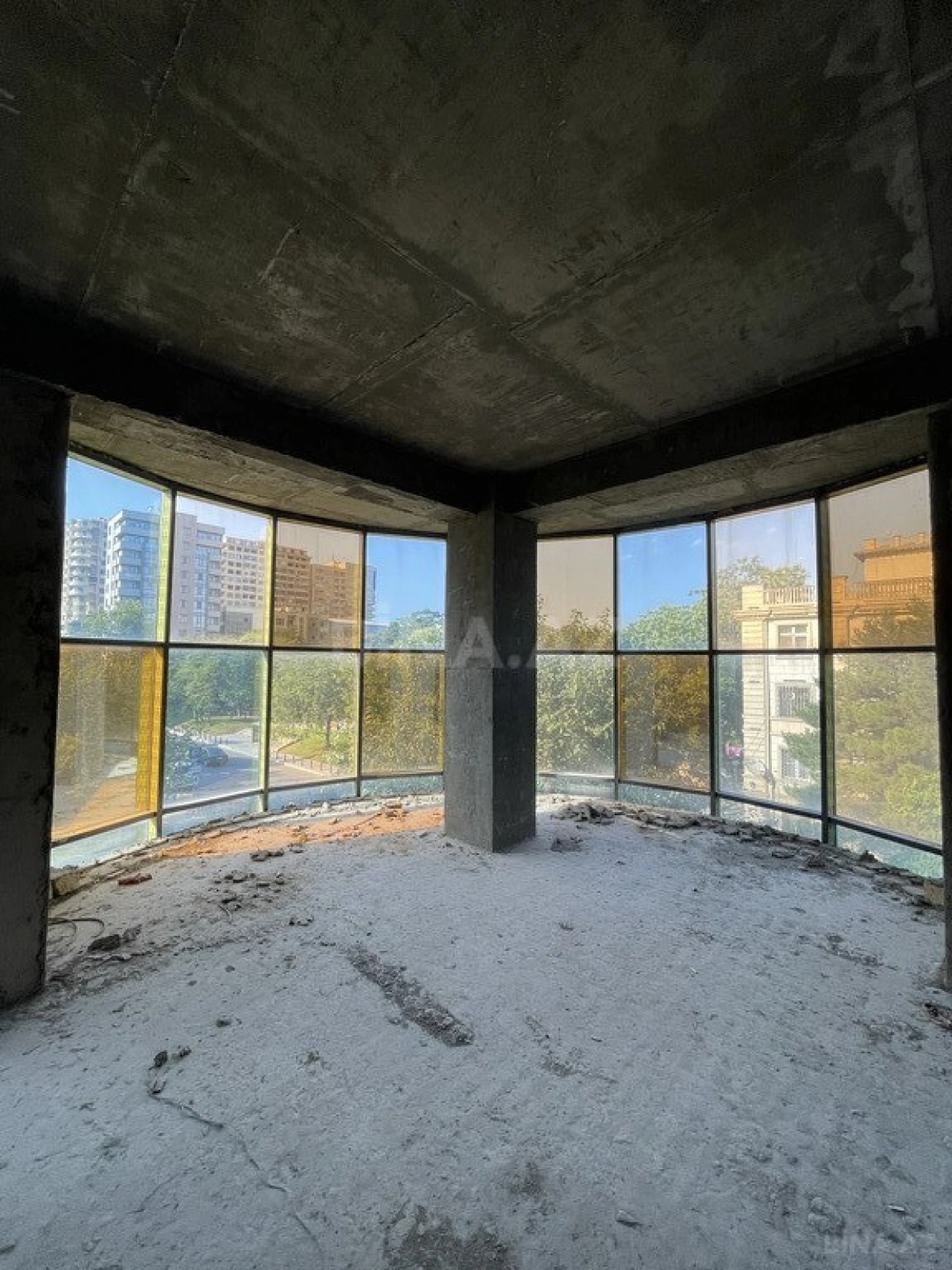 Satılır 4 otaqlı mənzil 276 m²