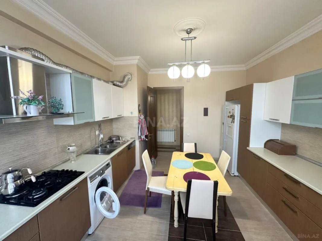 Satılır 3 otaqlı mənzil 132 m²