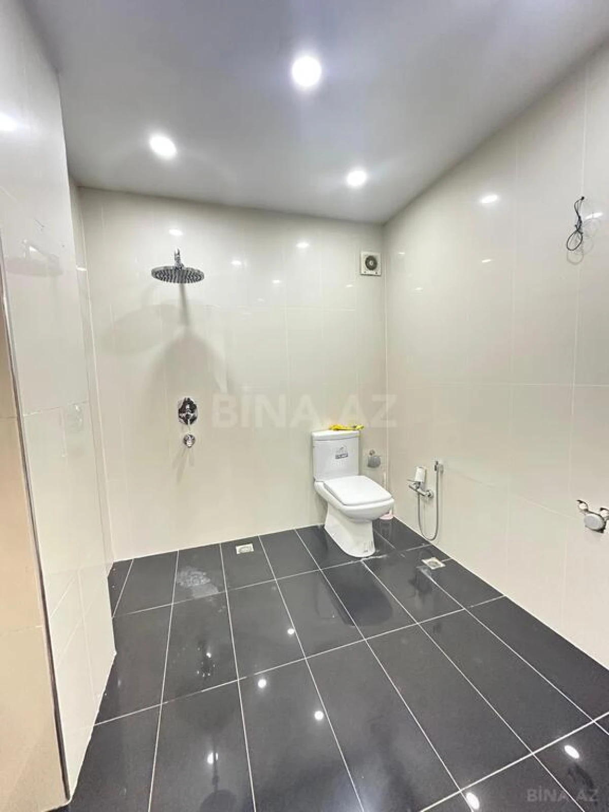 Satılır 3 otaqlı mənzil 132 m²