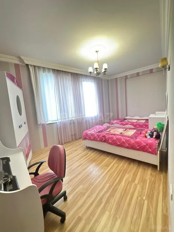 Satılır 3 otaqlı mənzil 132 m²