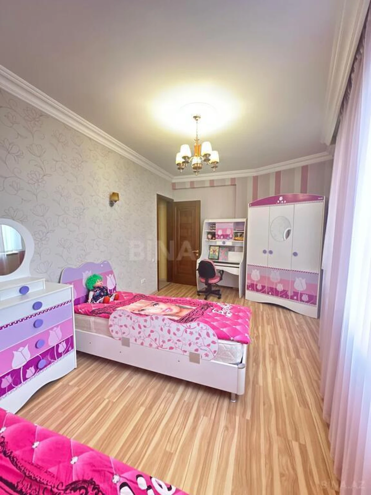 Satılır 3 otaqlı mənzil 132 m²