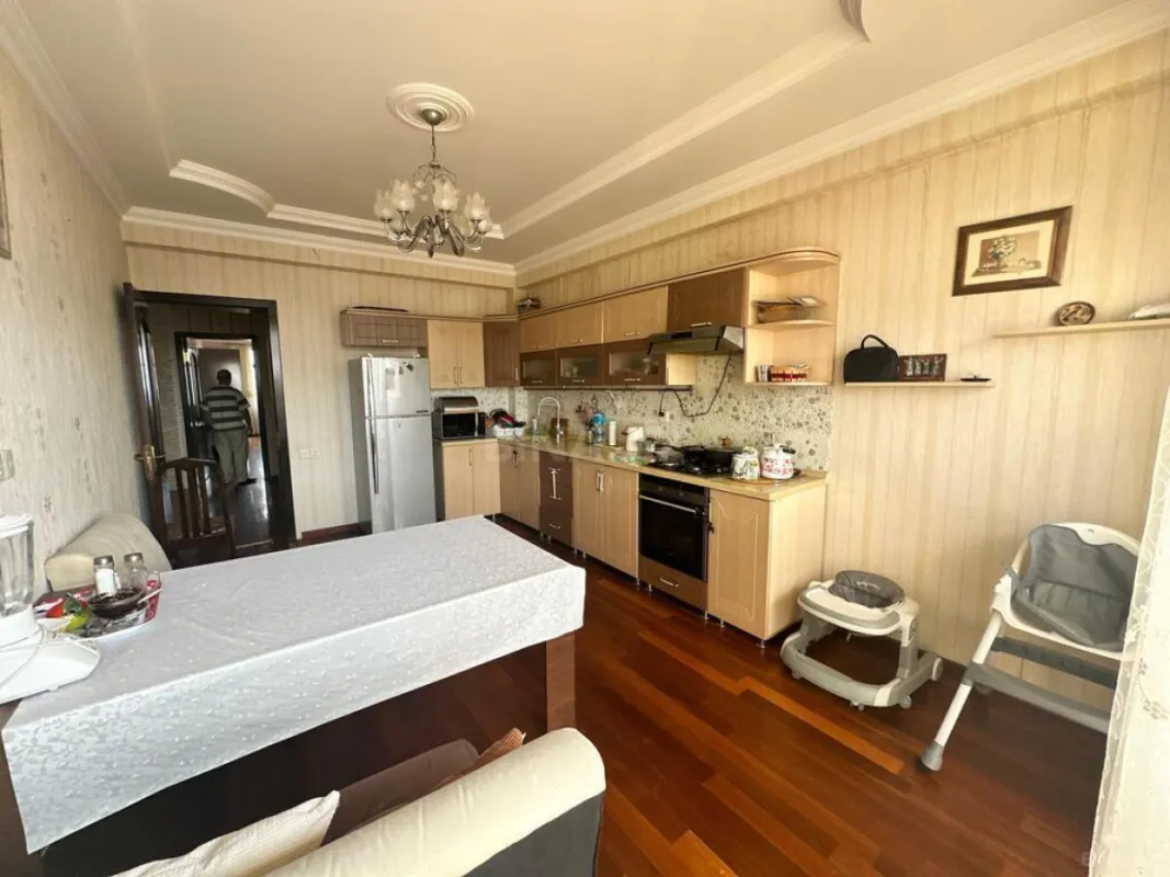 Satılır 3 otaqlı mənzil 155 m²