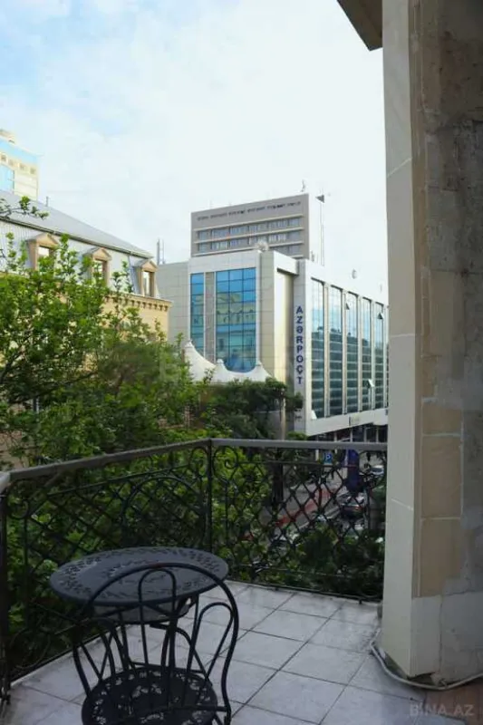 Satılır 6 otaqlı mənzil 250 m²