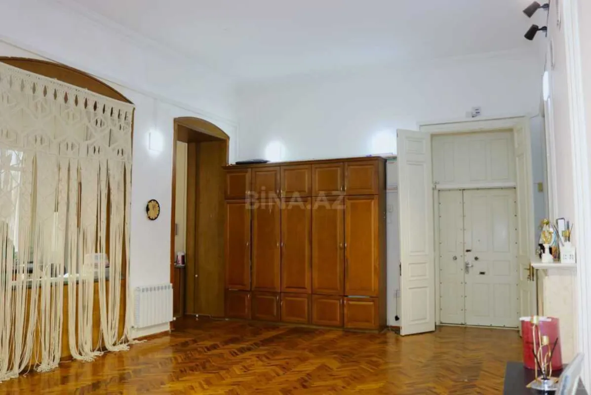 Satılır 6 otaqlı mənzil 250 m²