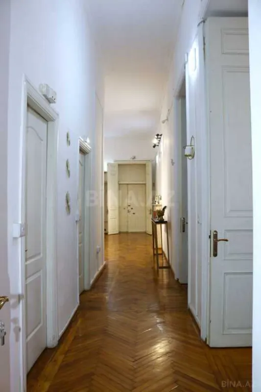 Satılır 6 otaqlı mənzil 250 m²