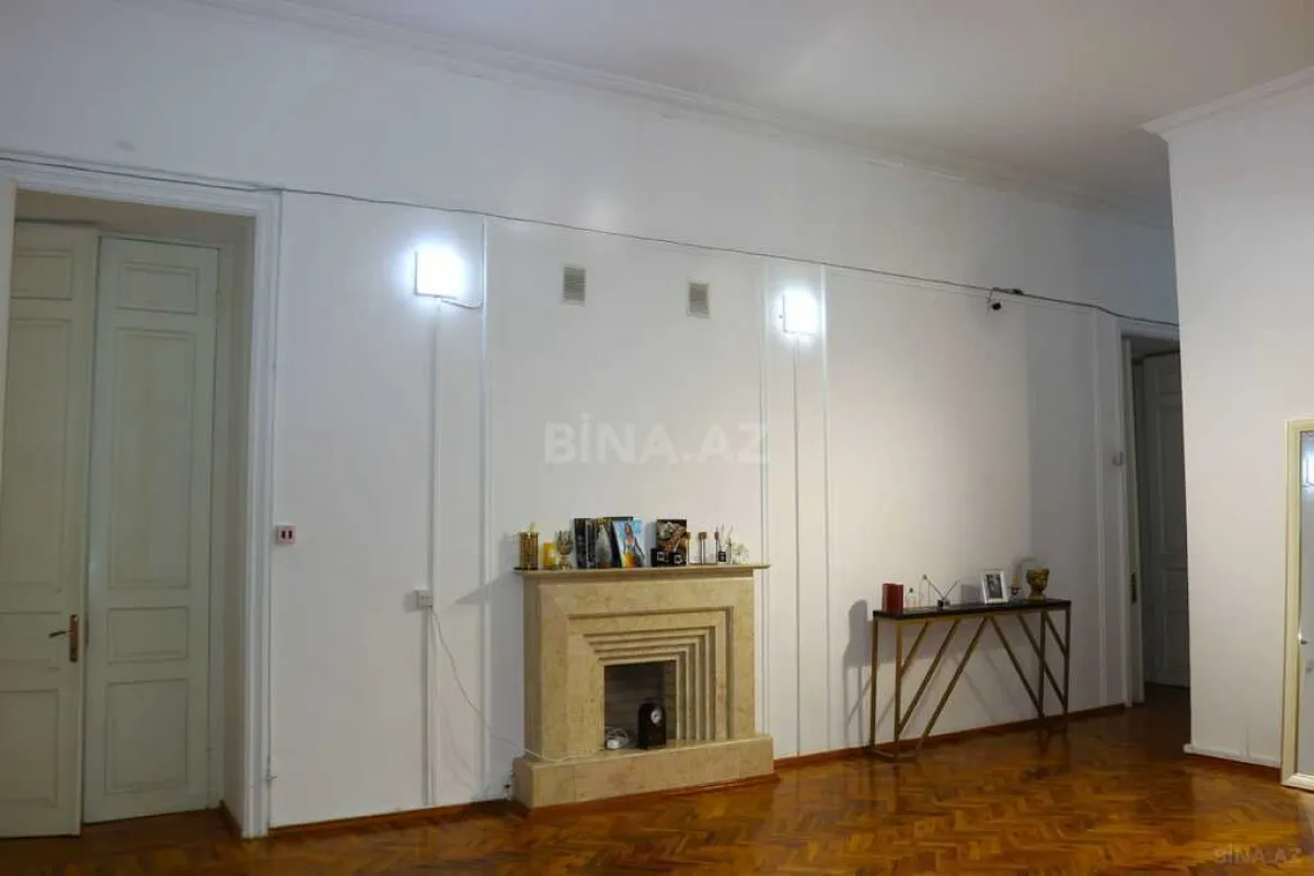 Satılır 6 otaqlı mənzil 250 m²