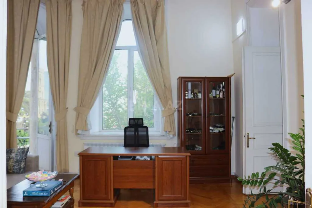 Satılır 6 otaqlı mənzil 250 m²