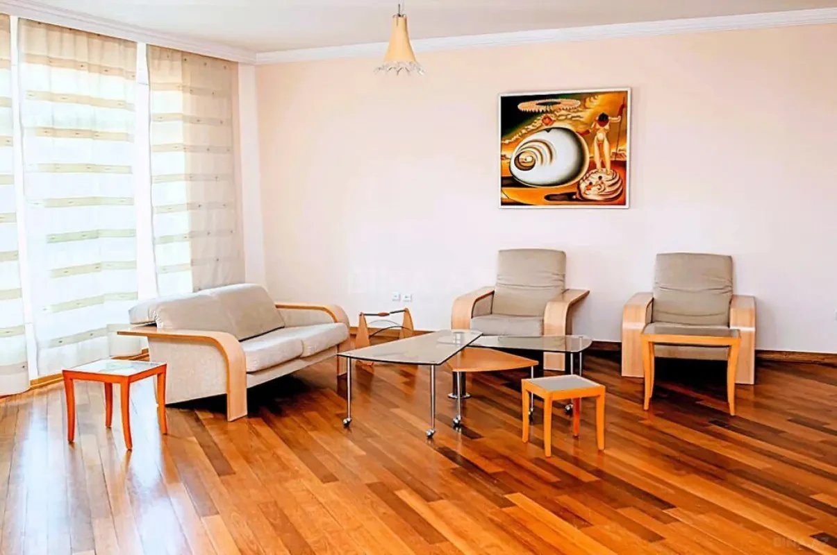 Kirayə verilir 4 otaqlı mənzil 250 m²