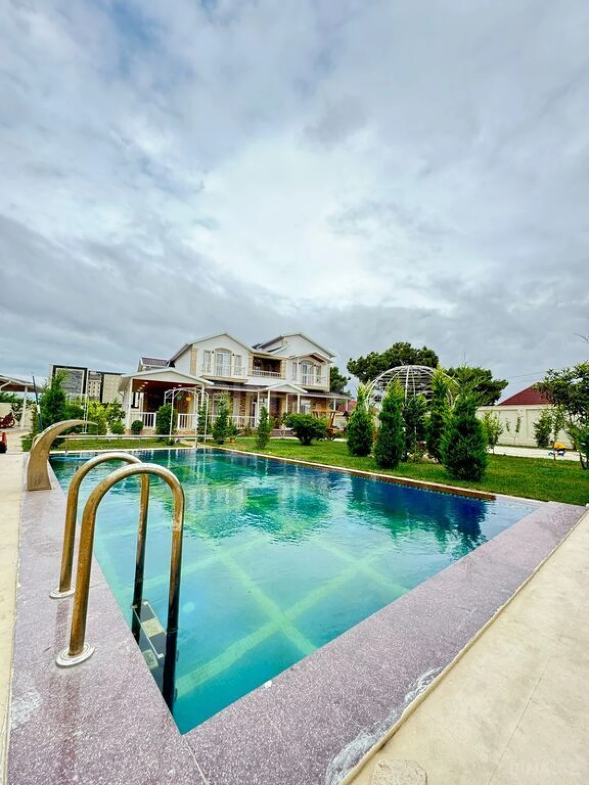 Satılır 6 otaqlı həyət evi 450 m²