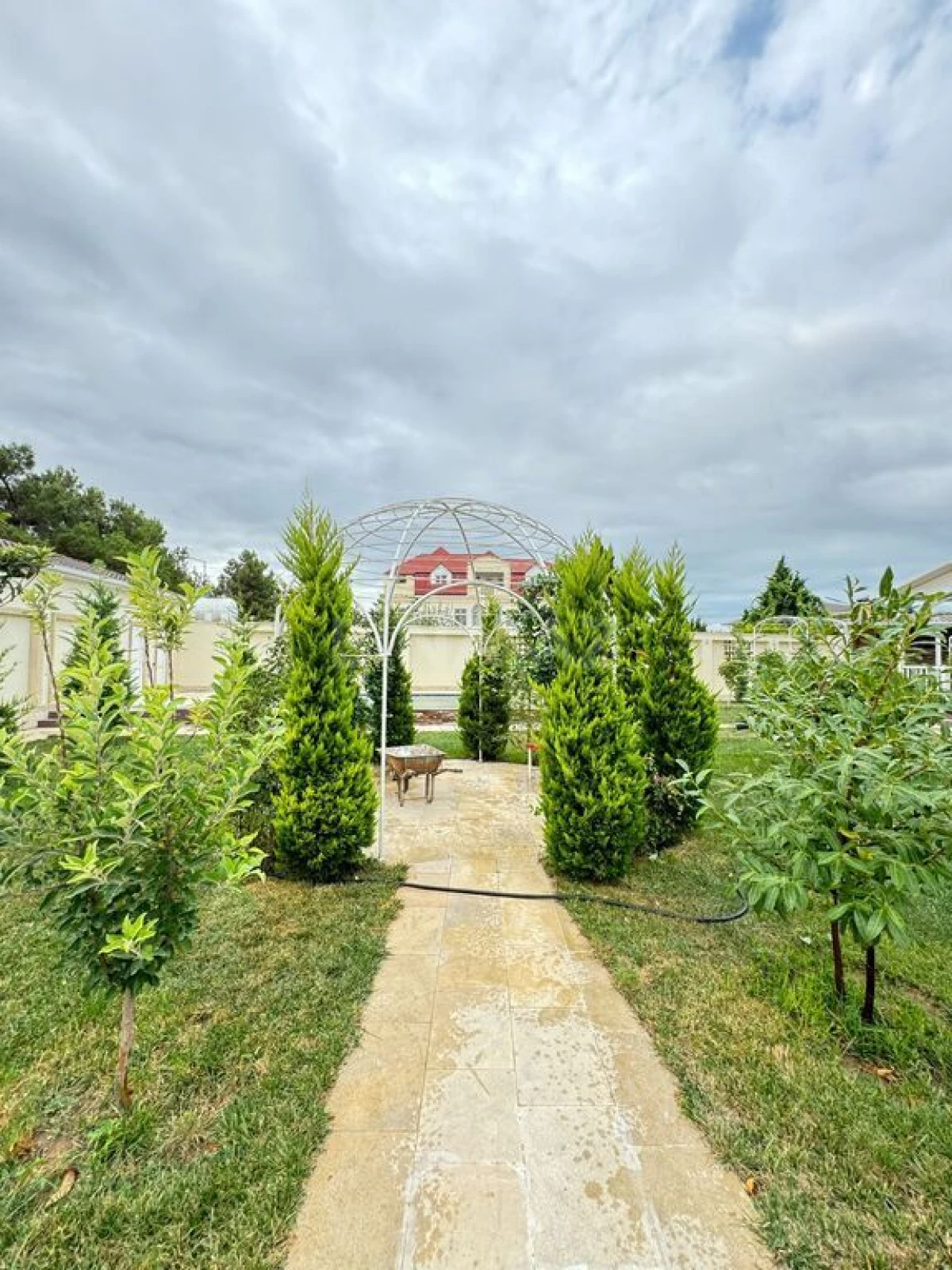 Satılır 6 otaqlı həyət evi 450 m²