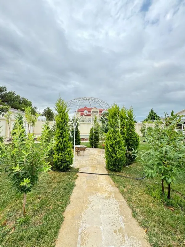 Satılır 6 otaqlı həyət evi 450 m²